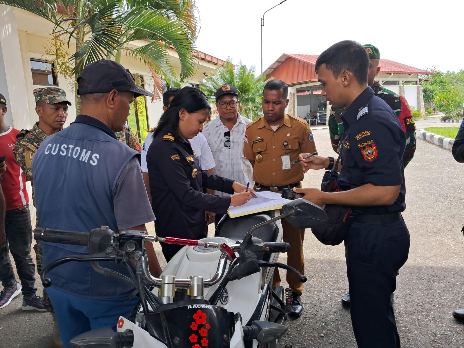 Kepala PLBN Motamasin Terima  Penyerahan Motor Curian dari Otoritas Timor Leste