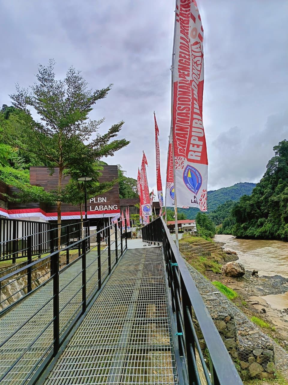 Merah Putih Sambut HUT ke-80 RI di PLBN Labang
