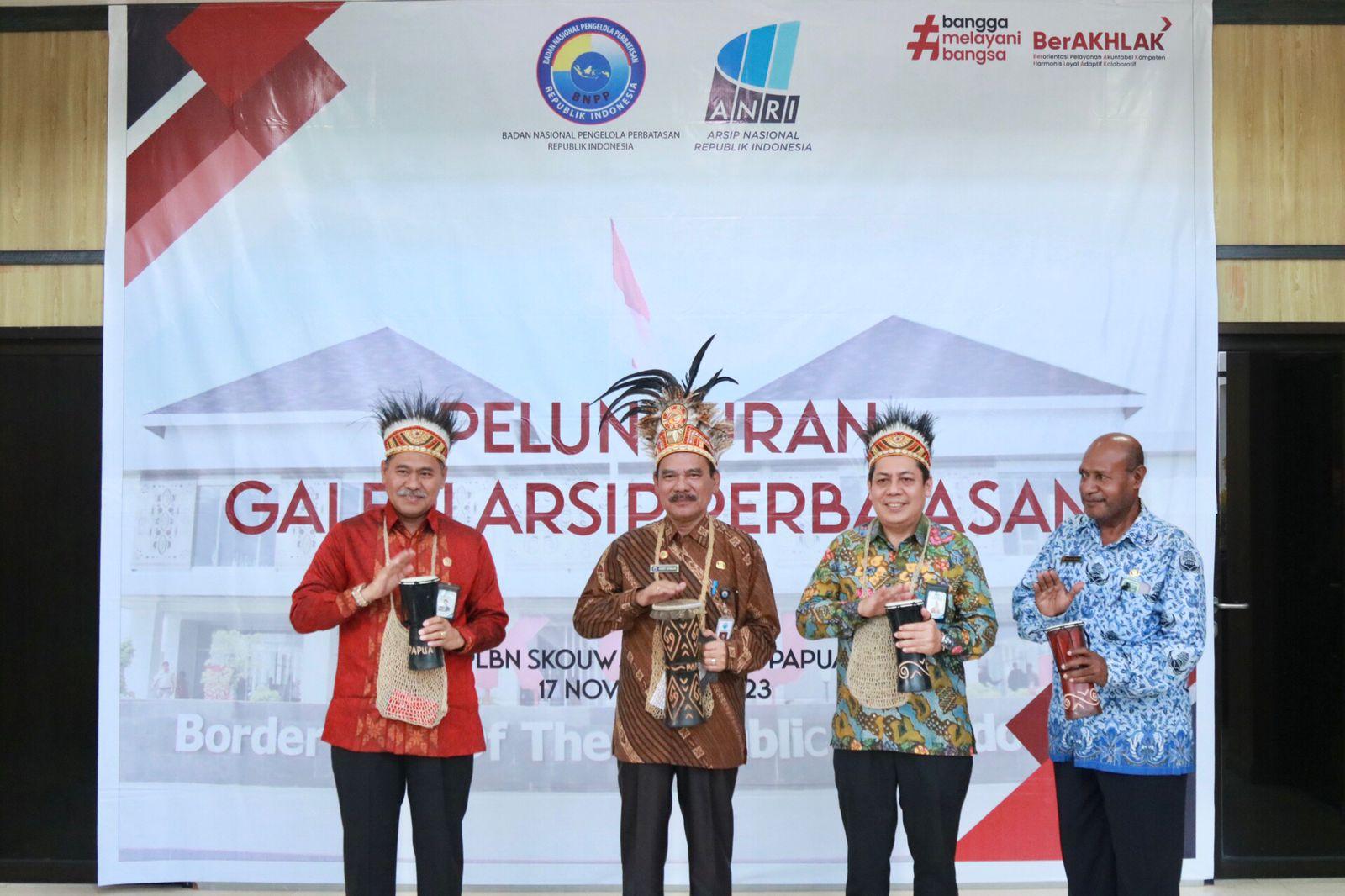 Pemukulan Tifa Tandai Peluncuran Galeri Arsip Perbatasan di PLBN Skouw
