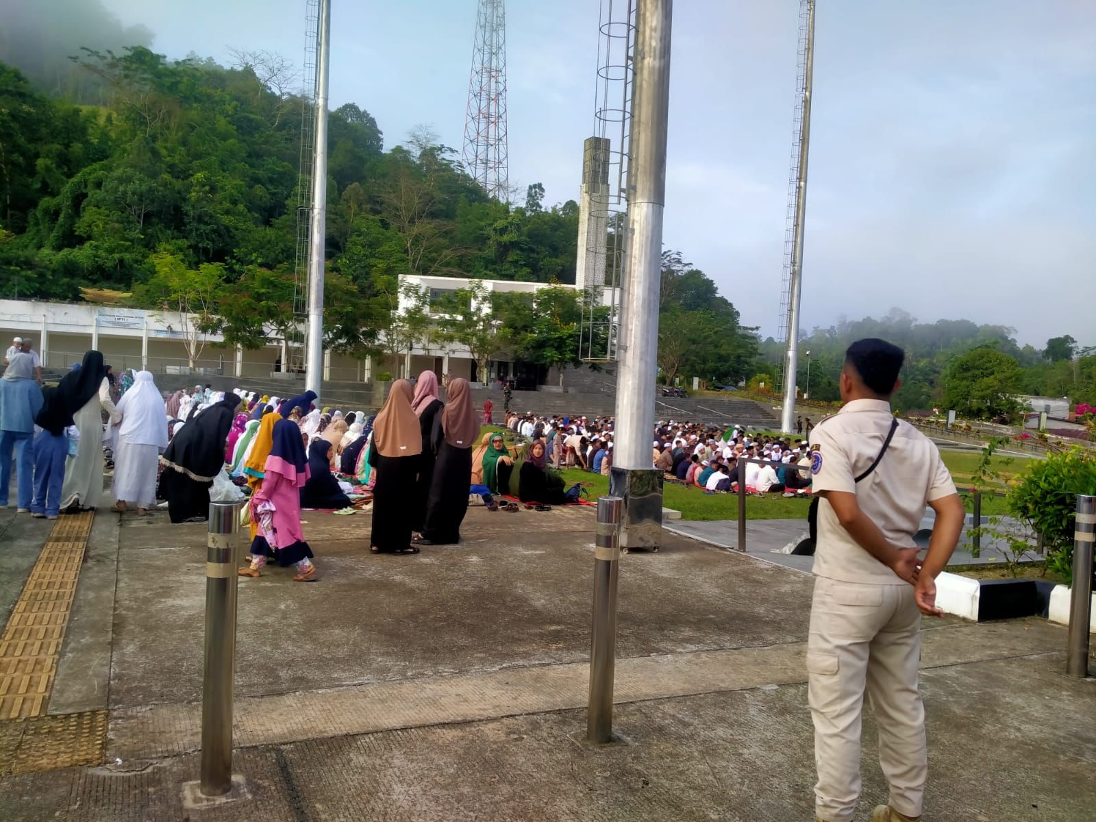 Salat Idulfitri  di Lapangan Plaza PLBN Entikong Berlangsung Hikmat