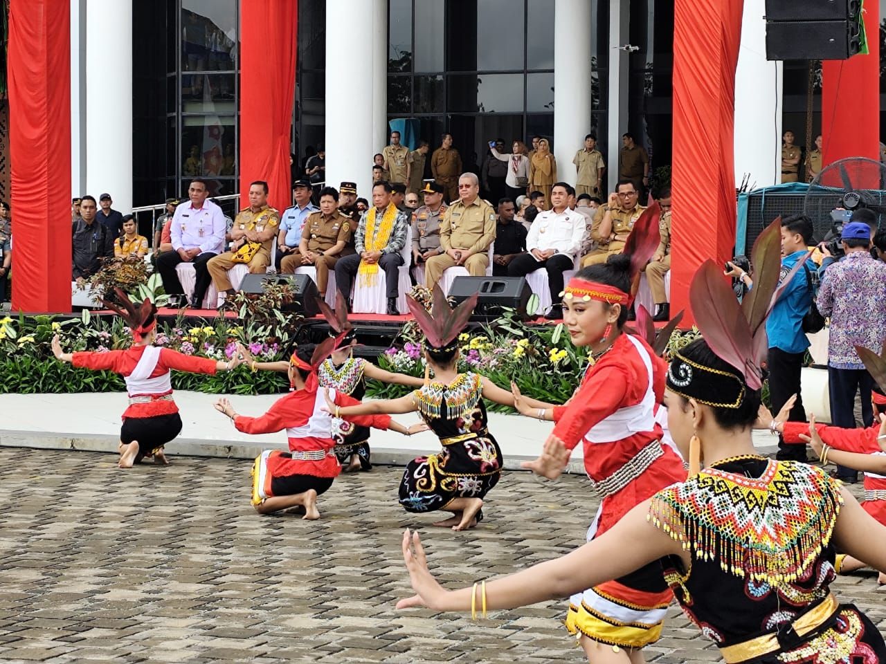 Canangkan Gerbangdutas 2024, Mendagri Tito Disambut Tarian 'Besatu Bangun' di Kantor Gubernur Kalbar