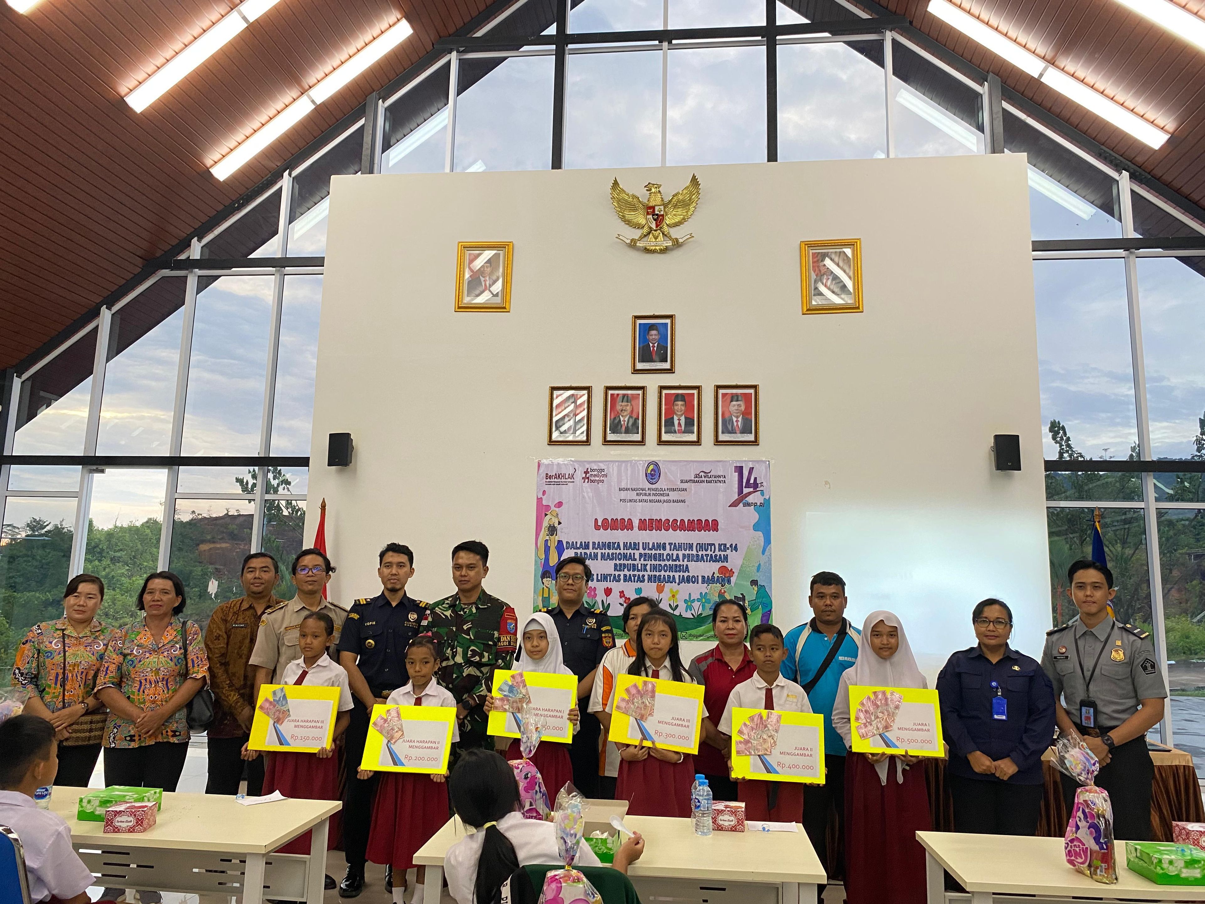 Siswa SD Semarakkan Lomba Gambar HUT ke-14 BNPP di PLBN Jagoi Babang