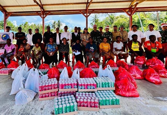 PLBN Skouw Bagikan Bingkisan Natal kepada Tokoh Adat Papua dan Mama-mama Pinang