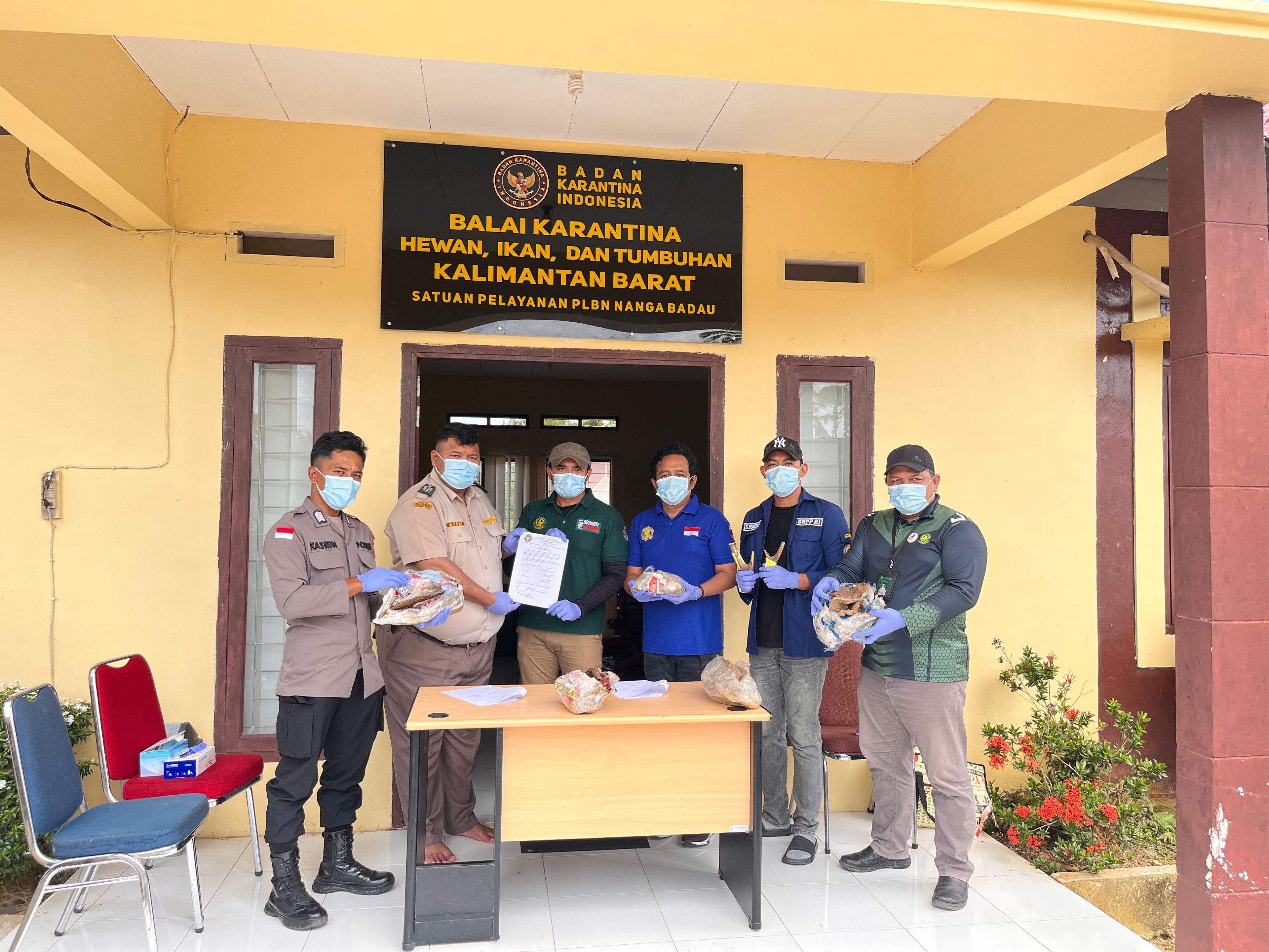 Jaga Kelestarian Alam Perbatasan, PLBN Badau Fasilitasi Penyerahan Media Pembawa HPHK dan OPTK ke KSDAE