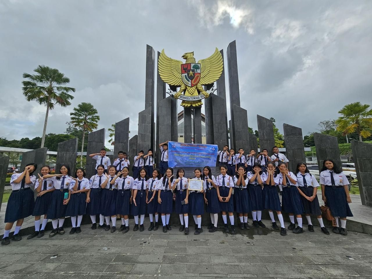 Keceriaan Siswa- Siswi SMP Pelajari Wawasan Perbatasan Negara di PLBN Entikong