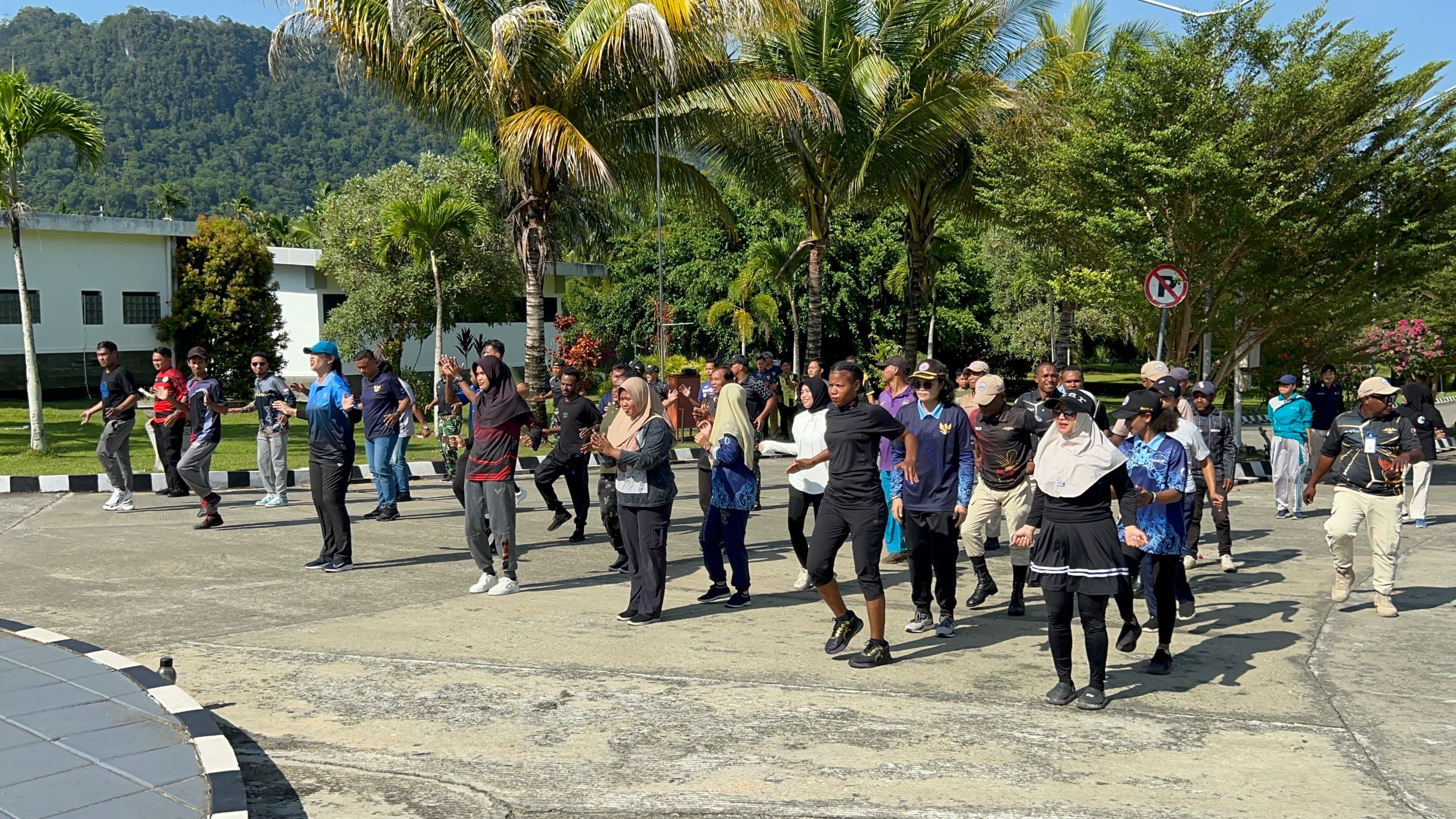 Semarak HUT ke-15 BNPP RI, PLBN Skouw Gelar Senam Sehat, Pemeriksaan Kesehatan, dan Bhakti Sosial