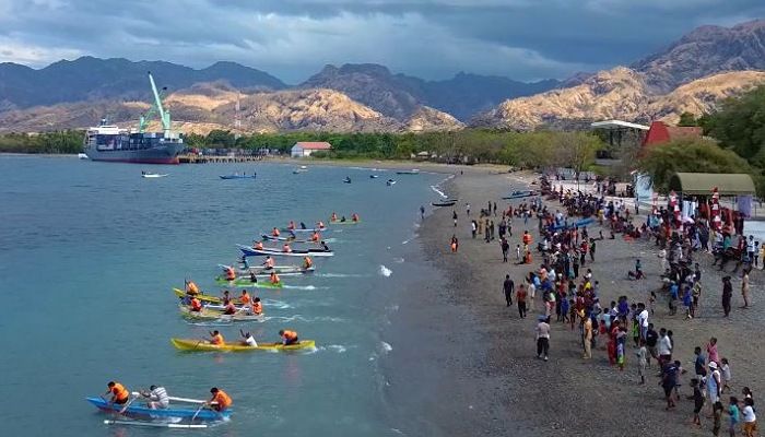 Lomba Dayung Perahu Meriahkan HUT Ke-14 BNPP RI di Pantai Wini