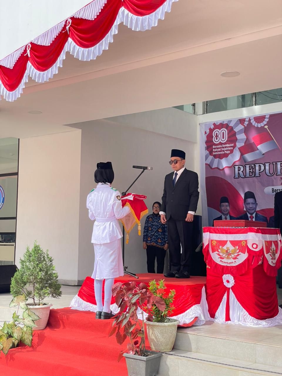 Semarak HUT ke-80 RI di PLBN Serasan: Asdep Yedi Rahmat Pimpin Upacara Pengibaran Bendera Merah Putih