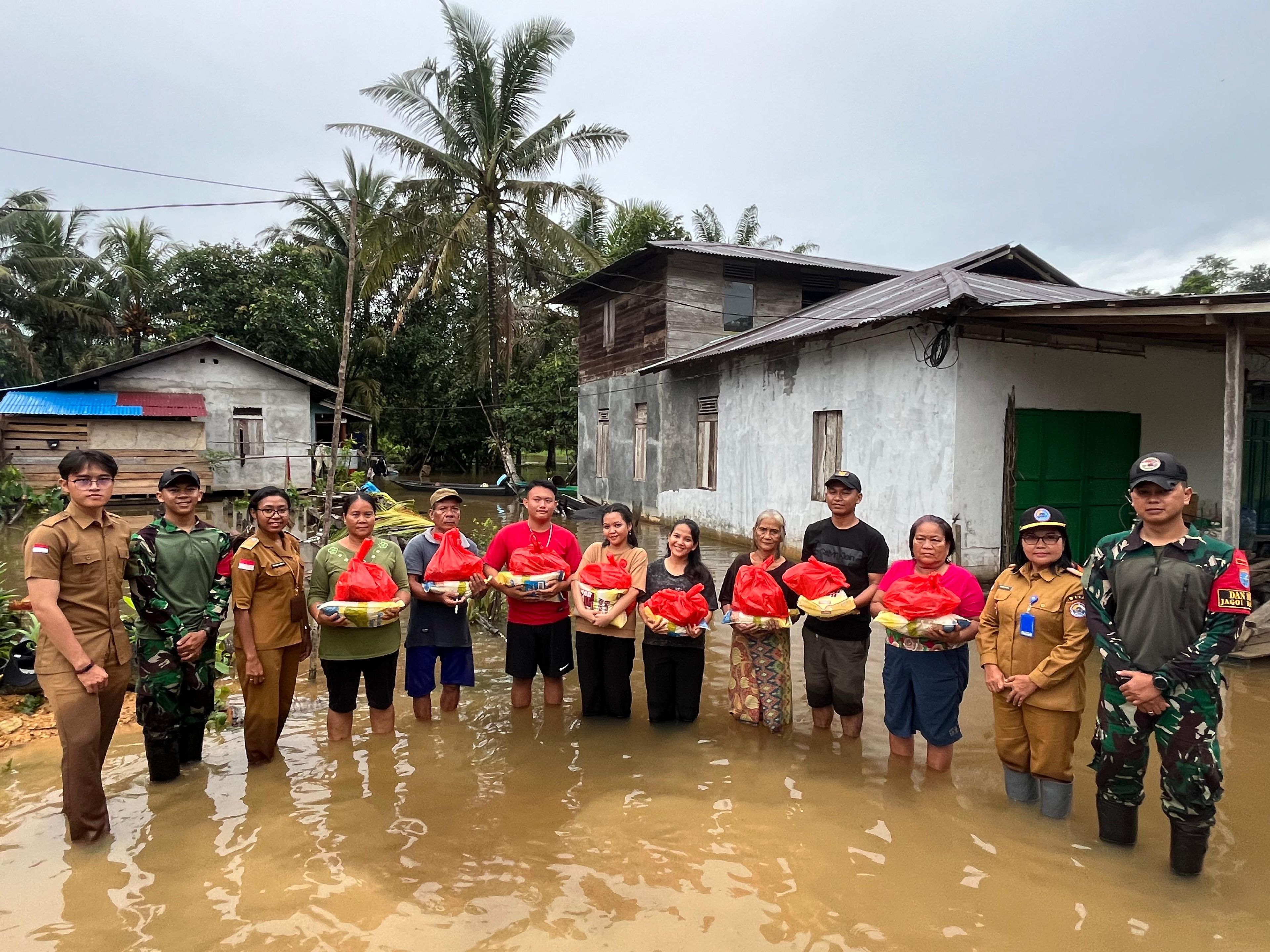 PLBN Jagoi Babang Salurkan Bantuan untuk Korban Banjir di Wilayah Perbatasan Negara