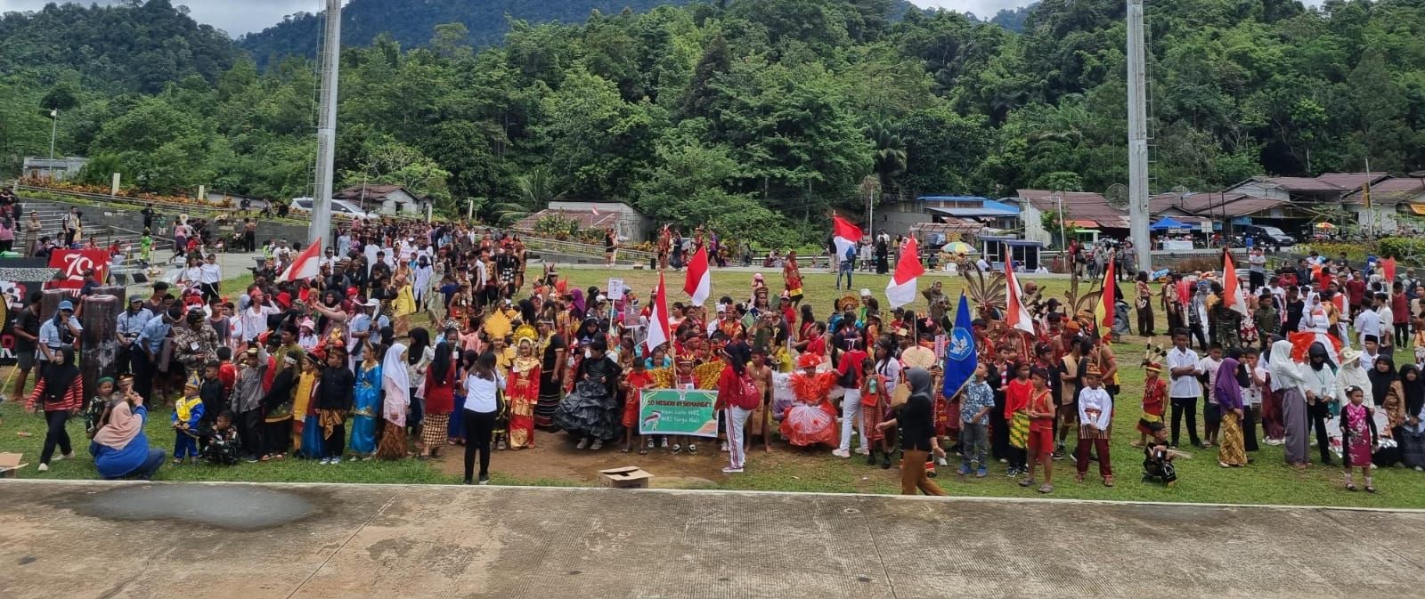 Meriah HUT ke-79 RI Masih Warnai PLBN Entikong, Anak-anak hingga Orang Tua Karnaval dengan Baju Adat dan 'Tank Tempur'