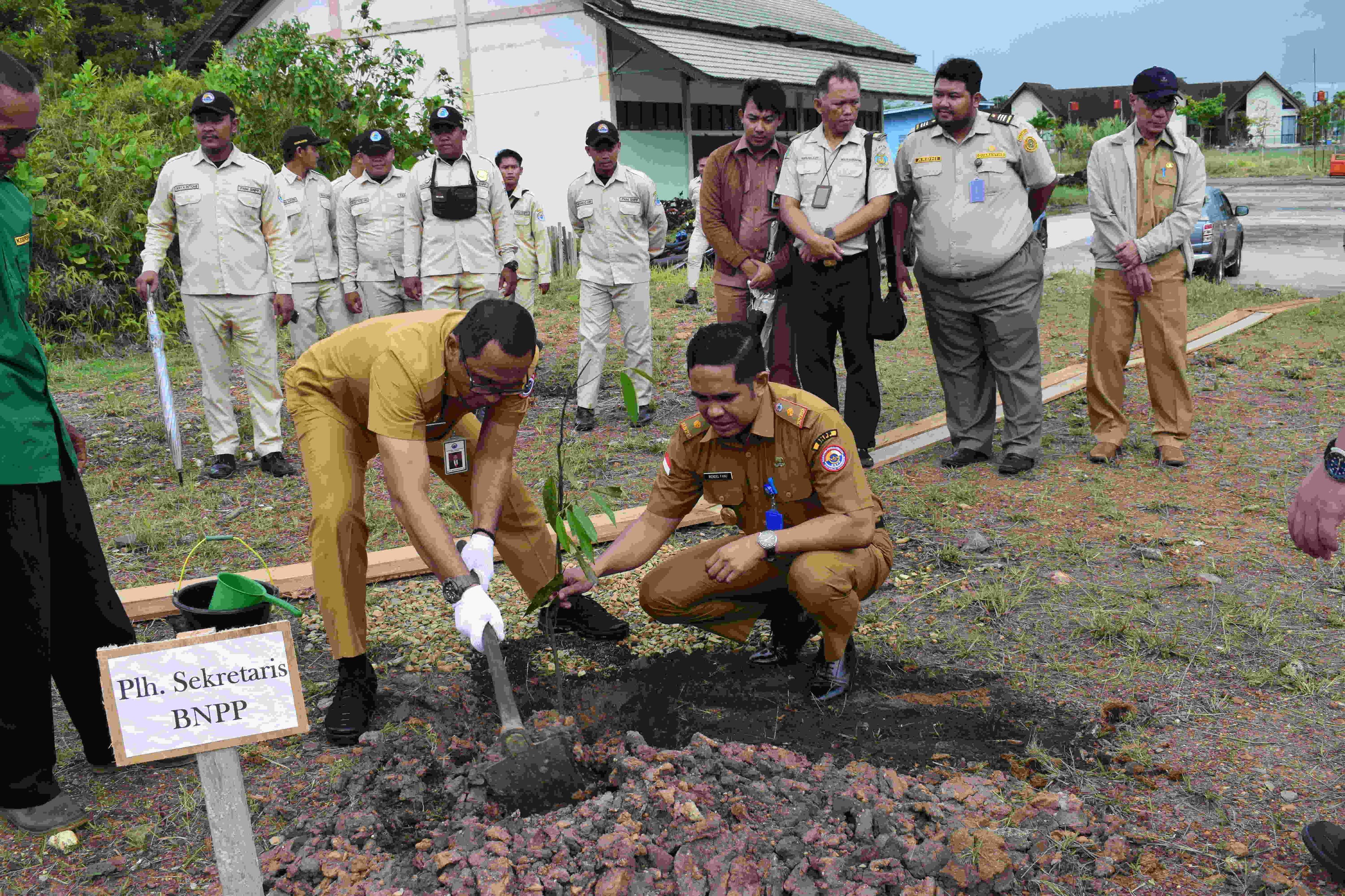 Plh Sekretaris BNPP Lakukan Tanam Pohon Bersama Serta Berbagi Sembako Kepada Masyarakat di PLBN Badau