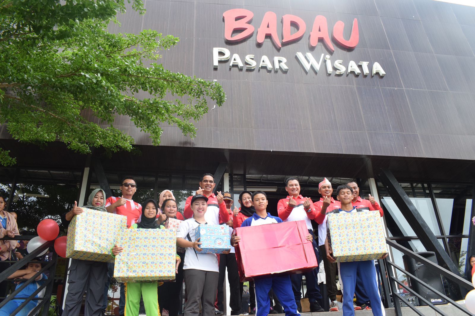 PLBN Badau Semarakkan HUT ke-80 RI dengan Jalan Sehat Bersama Pelajar dan Warga Perbatasan Negara
