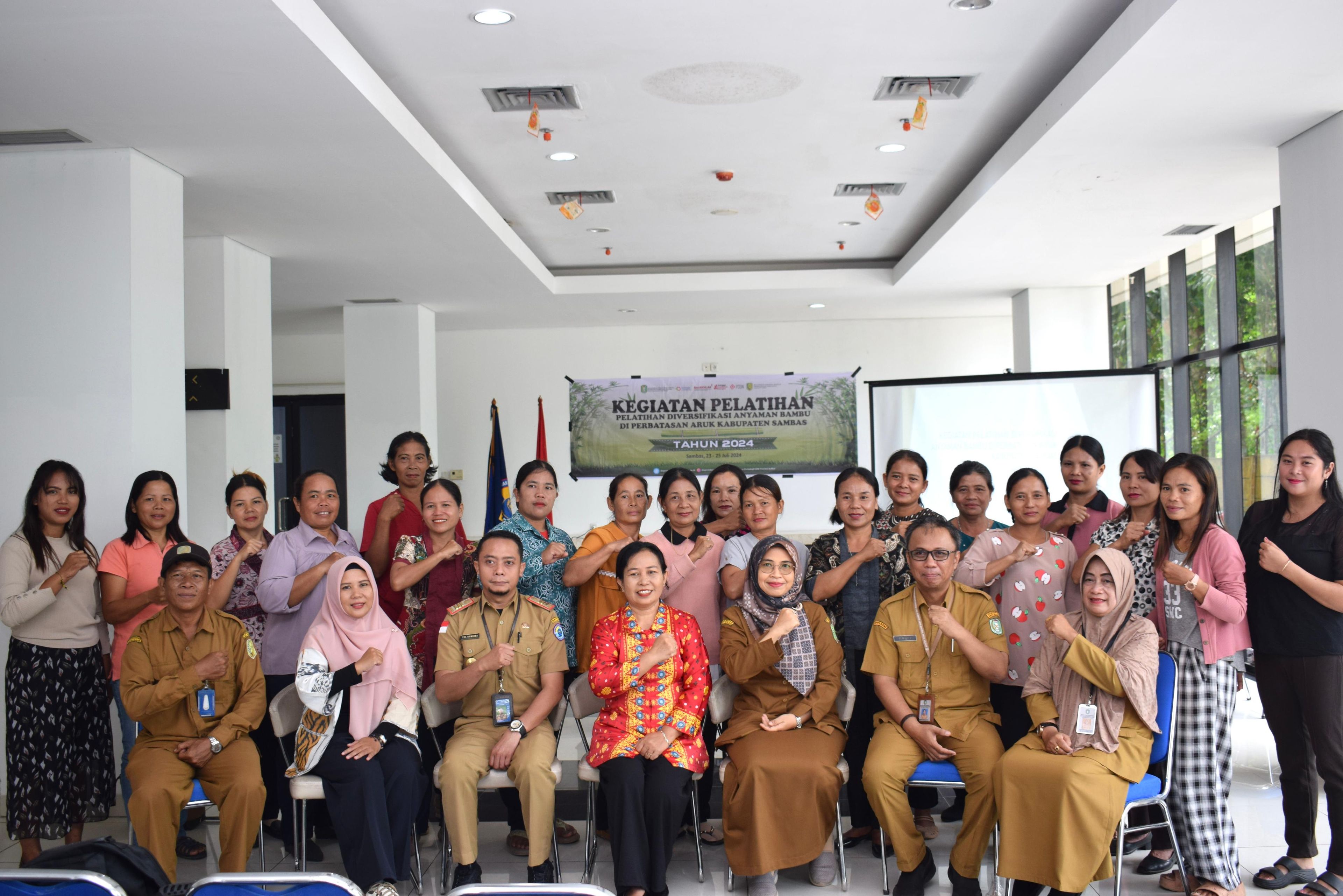 PLBN Aruk dan Disperindag ESDM Gelar Pelatihan Diversifikasi Anyaman Bambu ke Pengrajin di Perbatasan Negara