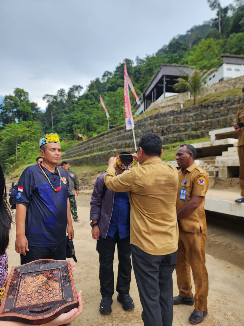 Tarian Dayak Agabag Sambut Tim Pengembangan Kawasan Simantipal Tiba di PLBN Labang