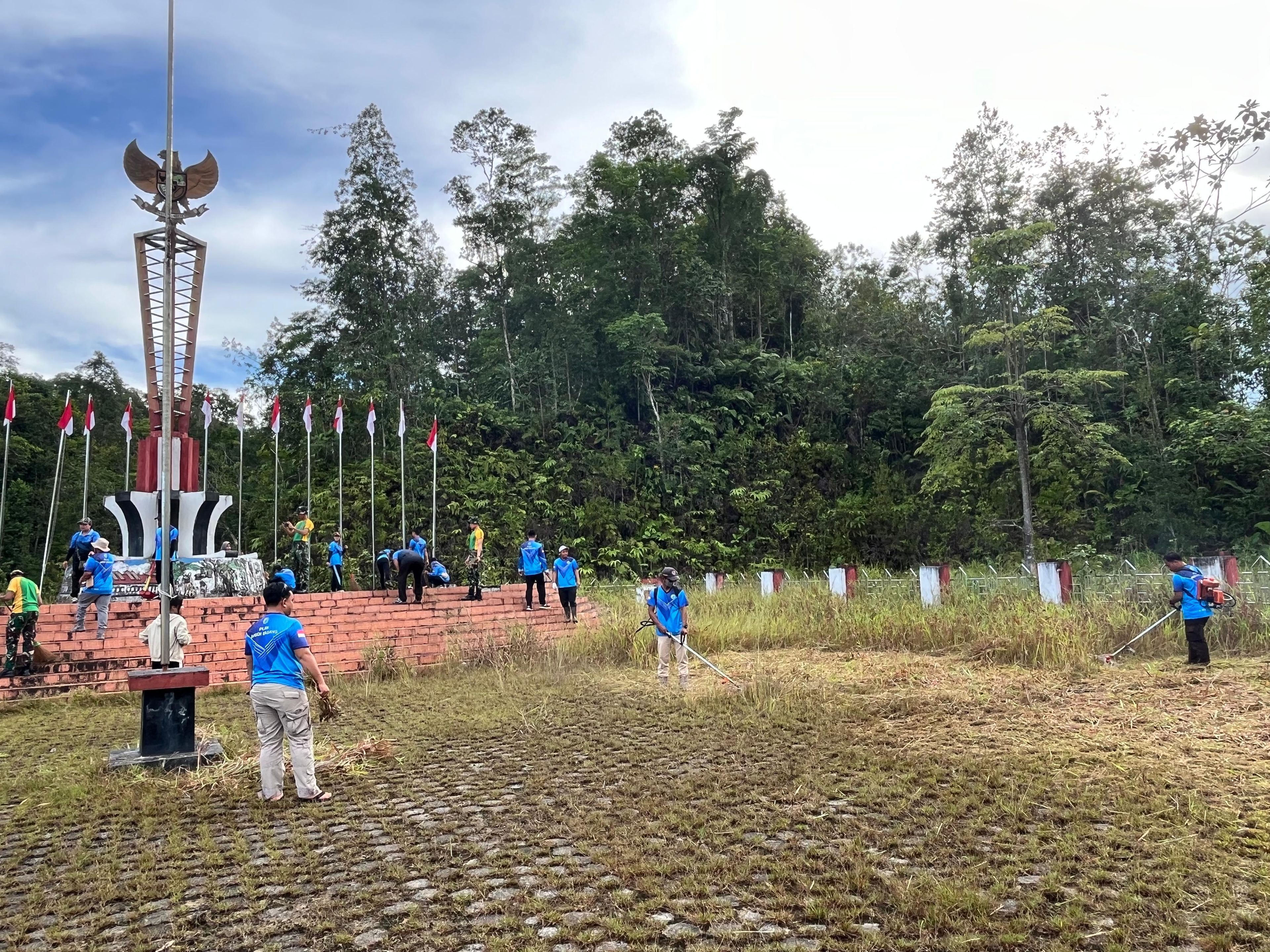 PLBN Jagoi Babang Semarakkan HUT ke-15 BNPP RI dengan Gotong Royong Bersihkan Tugu Garuda hingga Tempat Ibadah