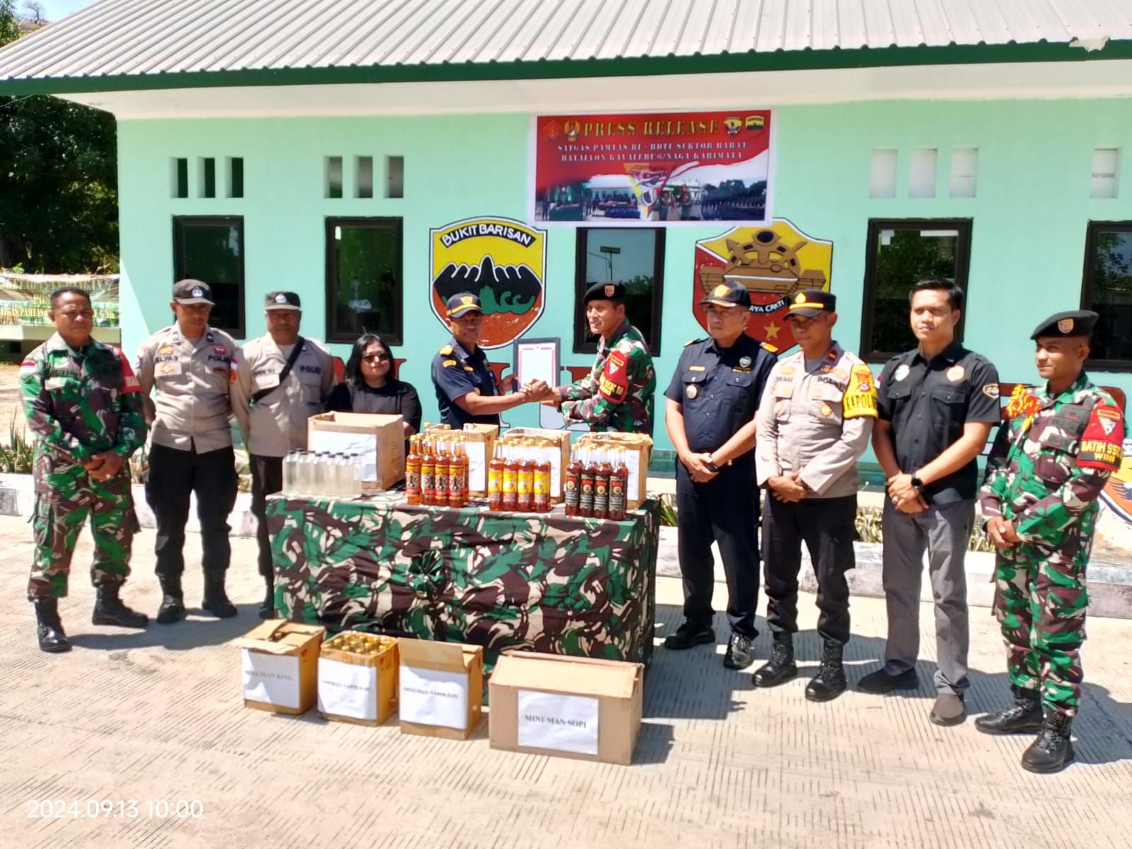 PLBN Wini Fasilitasi Penyerahan Sitaan Ratusan Botol Miras Selundupan di Perbatasan RI - Timor Leste