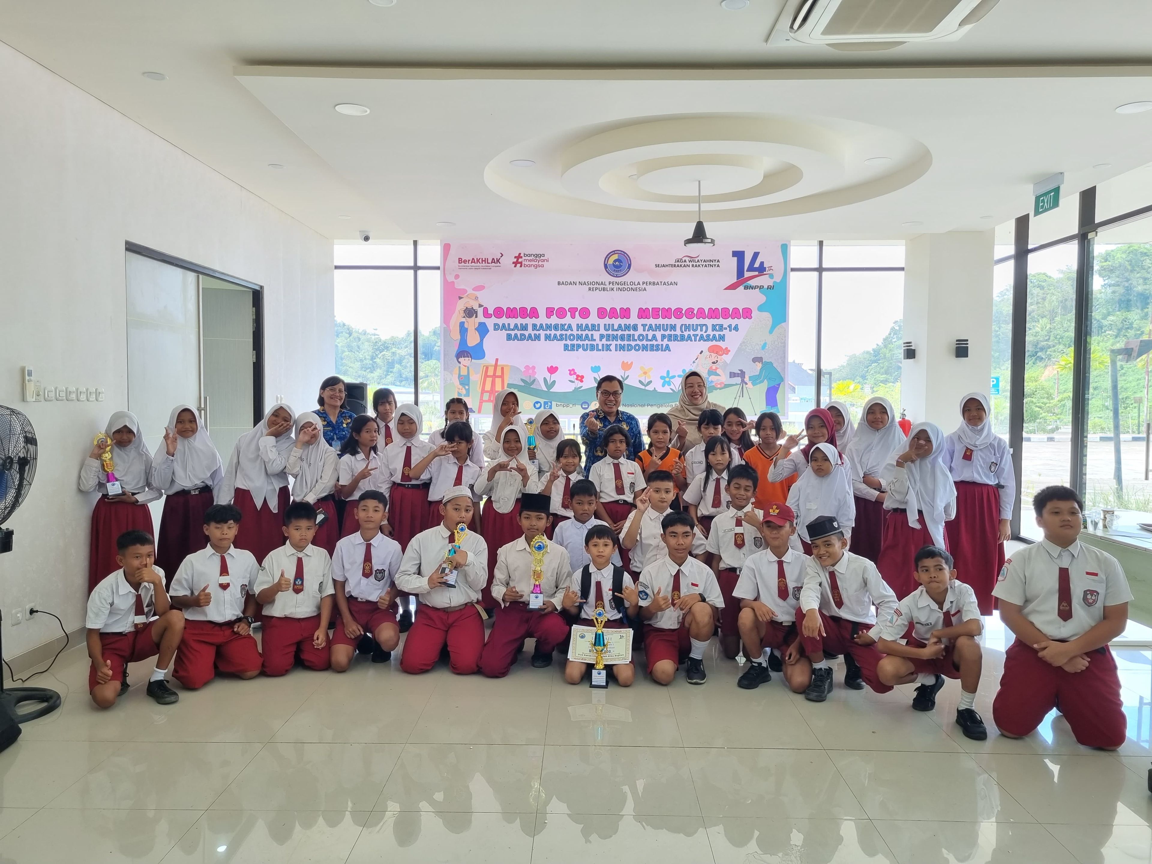 Lomba Gambar di PLBN Entikong: Anak-anak SD Rekam Simbol Pembangunan dan Historis di Batas Negara 