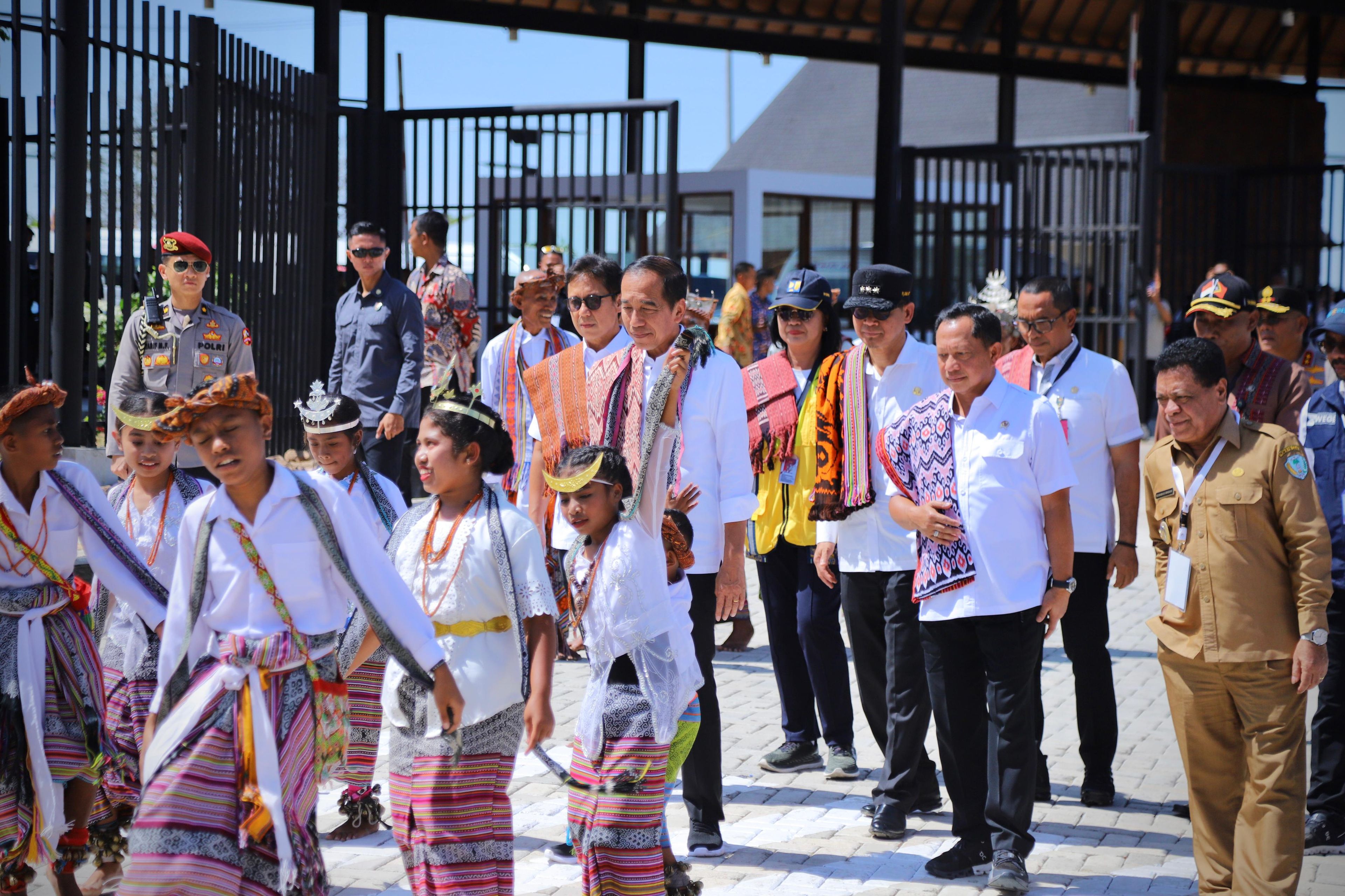 Mendagri Dampingi Presiden Jokowi Resmikan 7 PLBN Secara Serentak