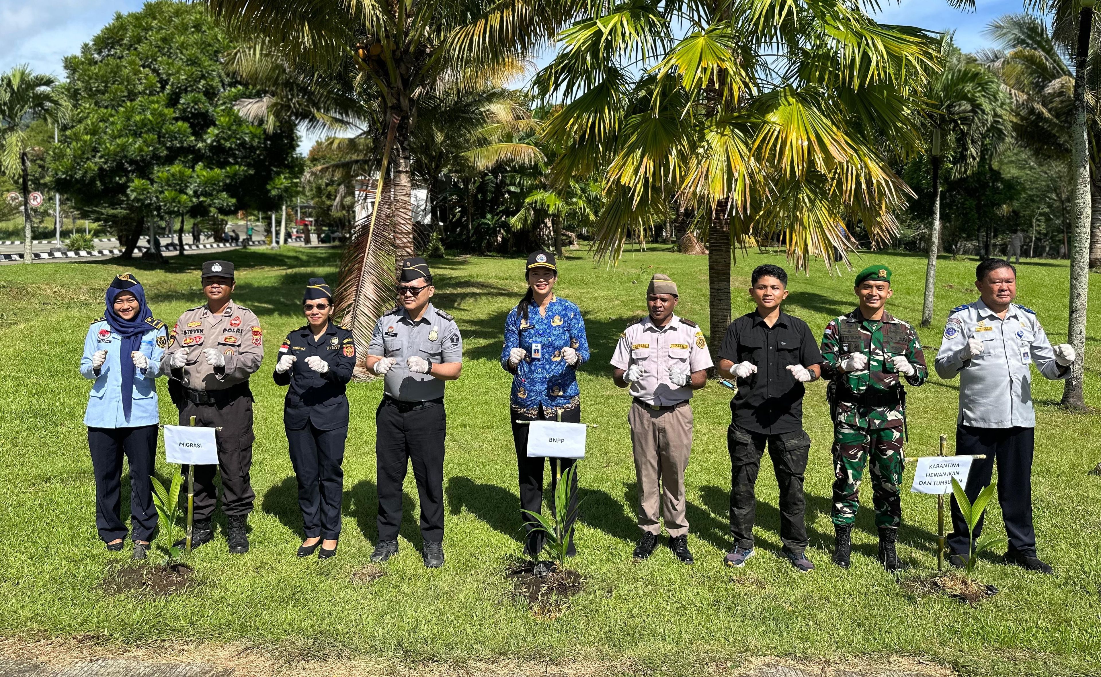 Hijaukan Perbatasan, PLBN Skouw Tanam Bibit Pohon di Zona Inti RI–PNG