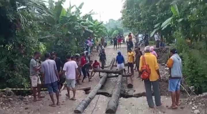 Jembatan Penghubung RI-RDTL Ambruk, Perlintasan Orang dan Barang via PLBN Motamasin Terhambat