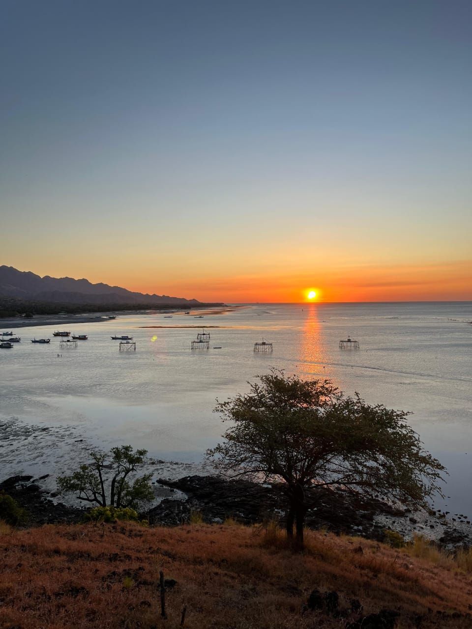 Berkunjung ke PLBN Wini,  Kilauan Sunset Memesona di Tanjung Bastian Tak Pernah Gagal Bikin Kagum