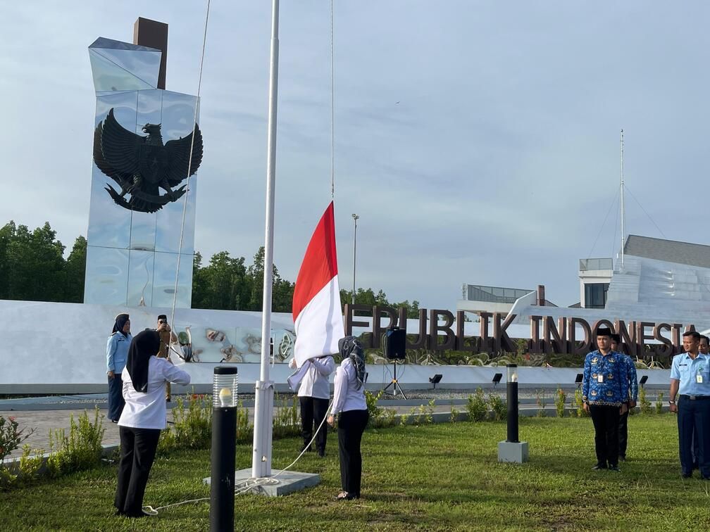 Rayakan Hari Ibu, Sejumlah PLBN Adakan Upacara Bendera