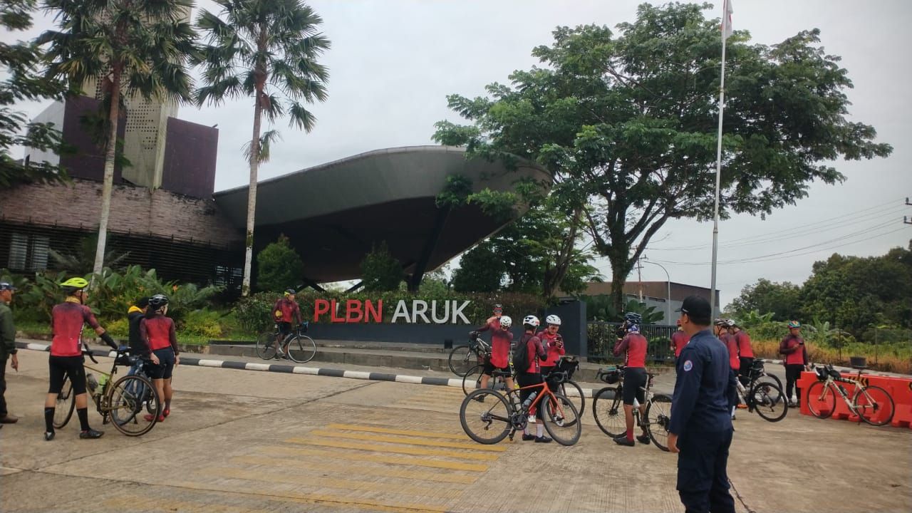 PLBN Aruk Fasilitasi Gowes Jelajah Khatulistiwa Menembus Batas RI - Malaysia 