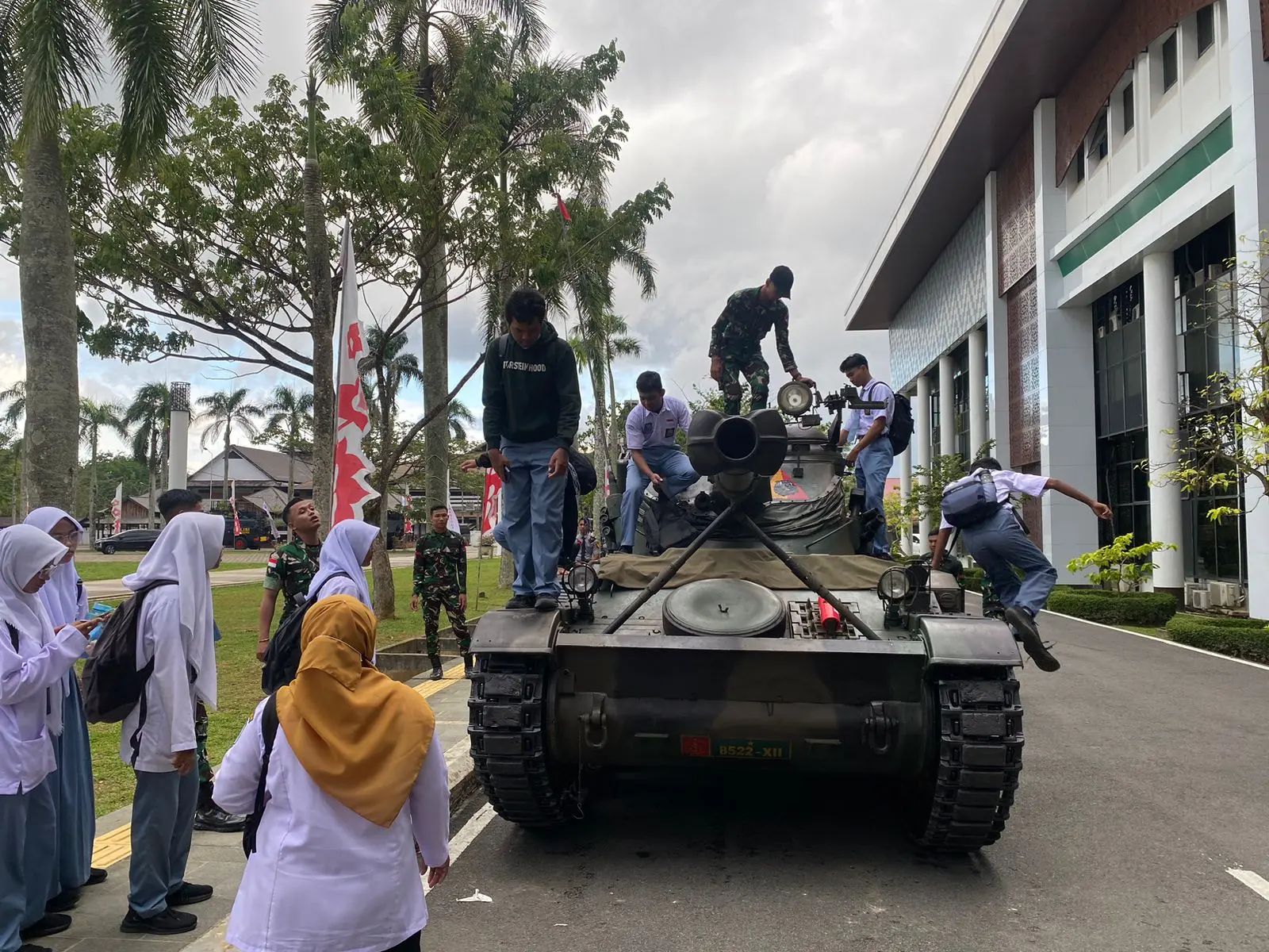 BNPP Canangkan Gerbangdutas, Pelajar dan Warga Antusias Lihat Tank Tempur 'Mejeng' di Kantor Gubernur Kalbar