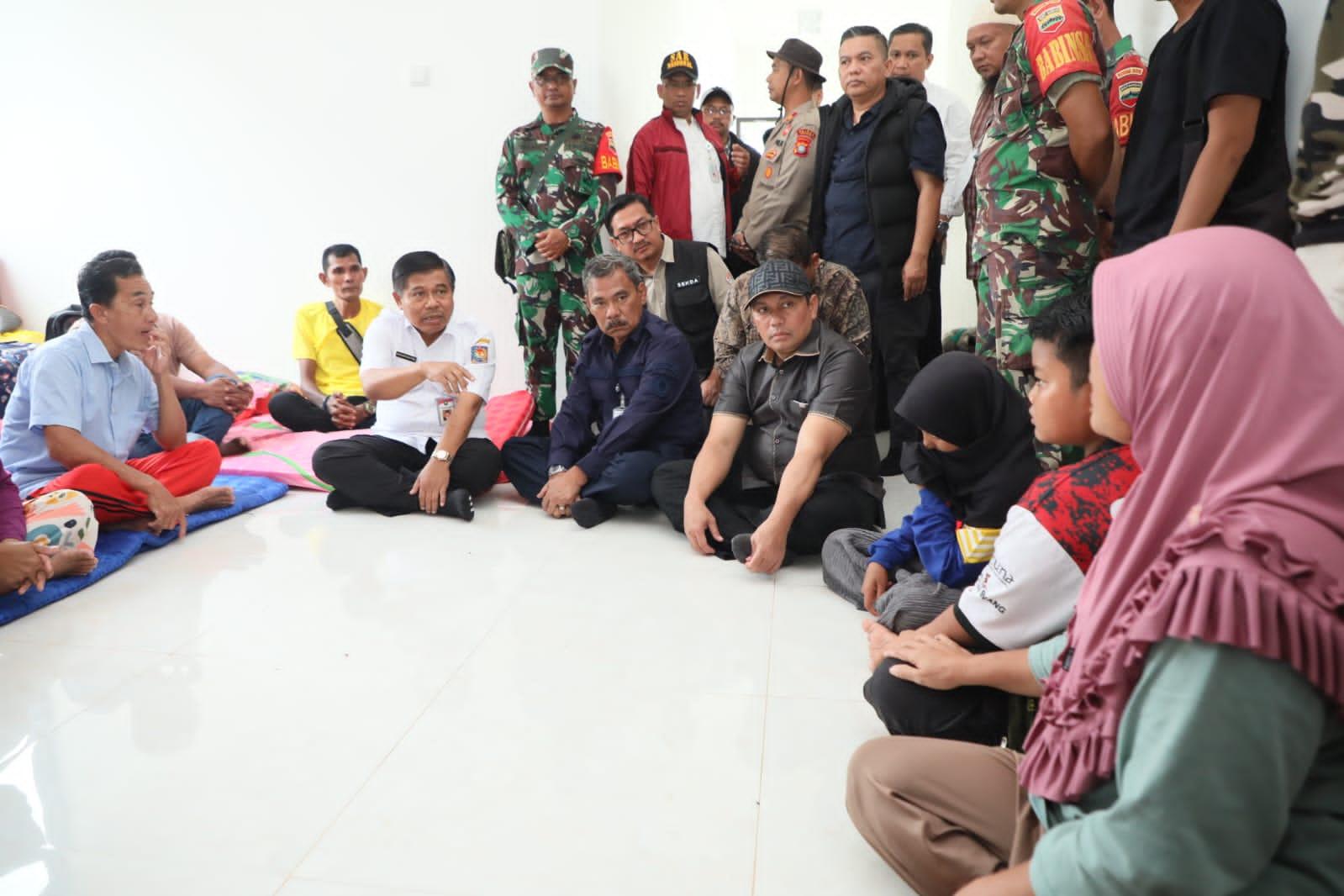 Deputi BNPP Dampingi Sekjen Kemendagri Salurkan Bantuan untuk Penyintas Longsor Serasan