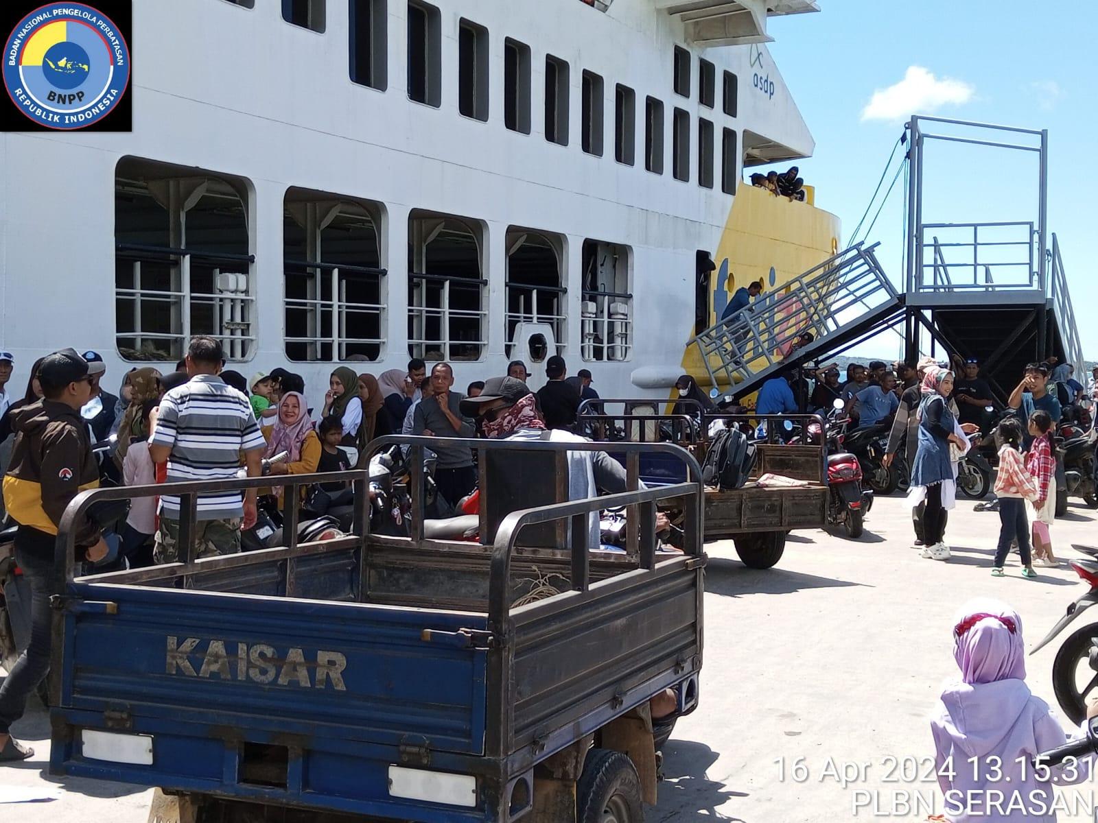 Puncak Arus Balik, KMP Bahtera Nusantara 01 Bawa Ratusan Pemudik Bersandar di PLBN Serasan 