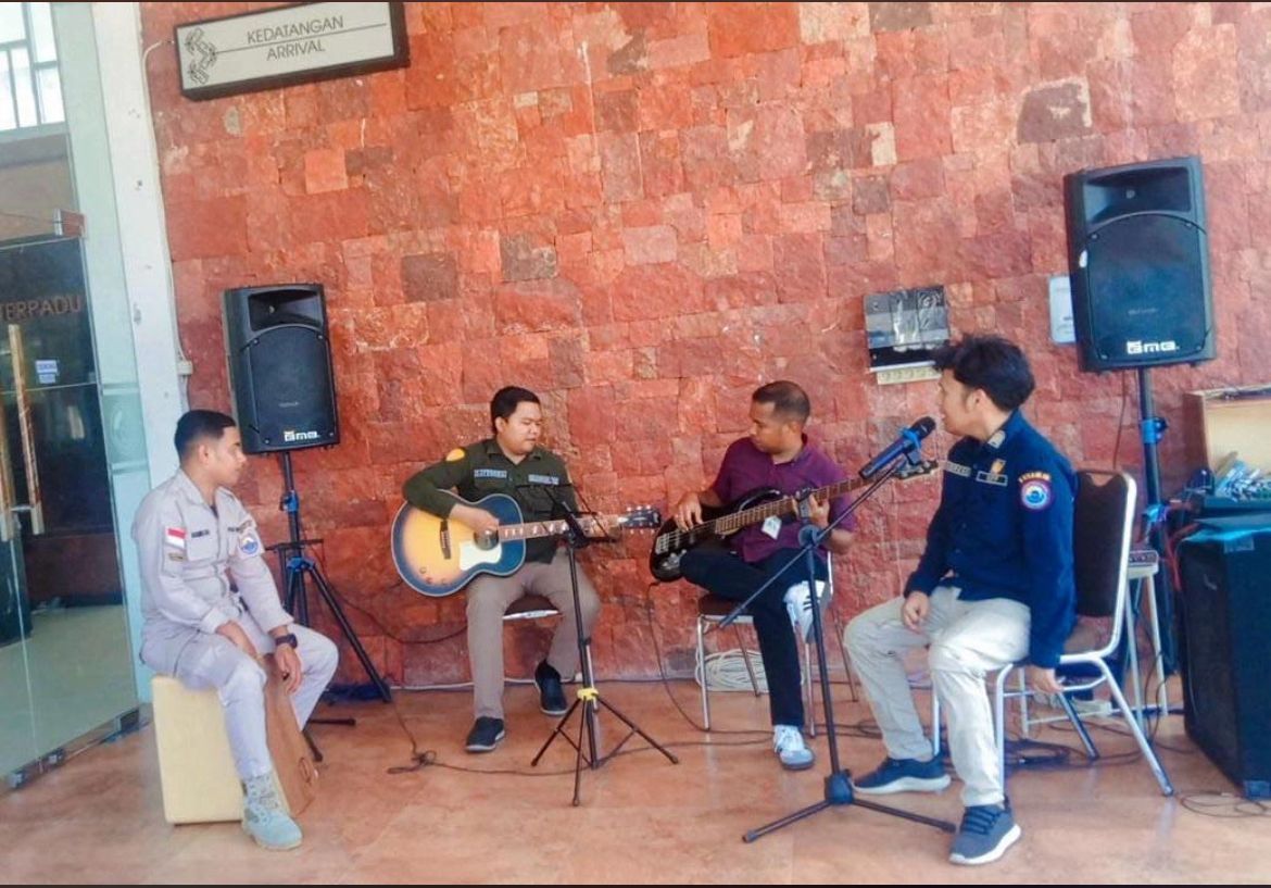 "Jumat Ceria" di PLBN Motamasin, Live Music Buat Pelintas RI - Timor Leste Lebih Santai dan Menghibur